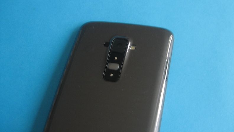 LG G Flex, kaarevalla näytöllä varustettu Android-puhelin