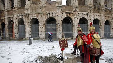 Rooma peittyi lumivaippaan perjantaina 12.2.2010. Kuvassa Colosseum. (EPA)