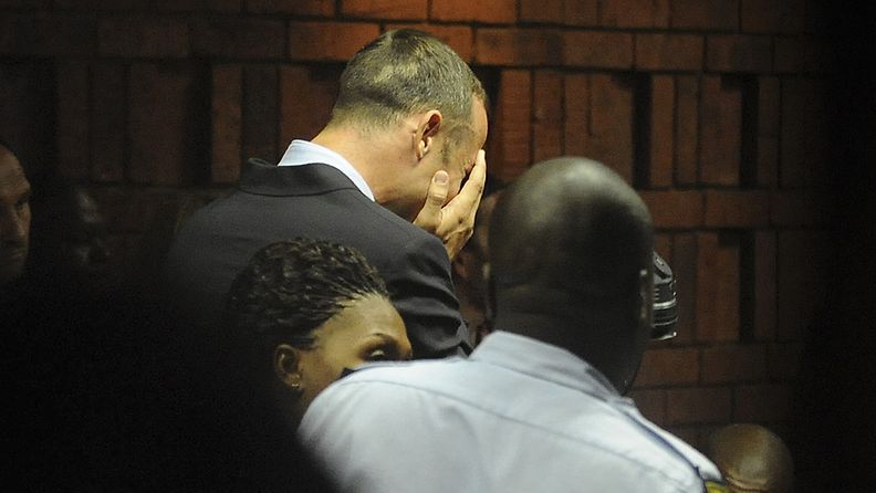 Oscar Pistorius oikeustalolla Pretoriassa Etelä-Afrikassa 15. helmikuuta.
