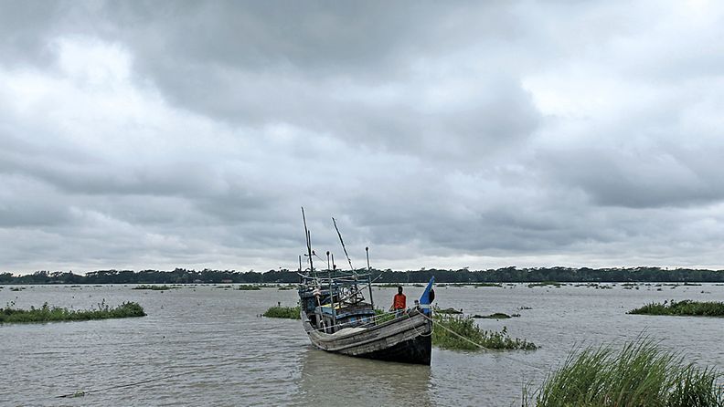 Kalastaja jäi hirmumysky Mahasen takia veneensä kanssa rantaan Bangladesin Banshkhalin kaupungissa 16.5.2013.