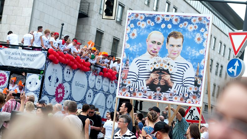 Sadattuhannet ihmiset ottivat osaa Berliinissä järjestettyyn vuotuiseen homoparaatiin 23. kesäkuuta 2012.