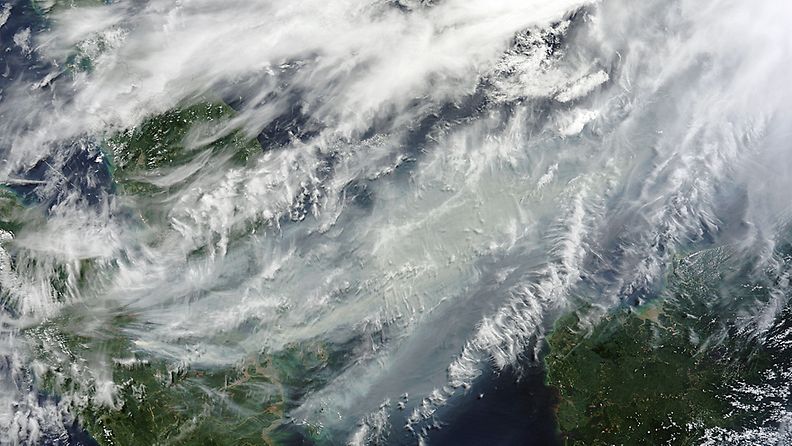 Nasan luovuttama, Terra-satelliitin otama kuva Sumatran palojen savupilvistä, jotka liikkuvat kohti Malesiaa.