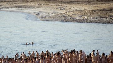Yli tuhat alastonta israelilaisuimaria kellui Kuolleenmeren rantavesissä Spencer Tunickin kuvauksissa 17.9.2011. 