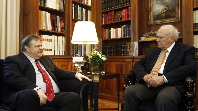 Kreikan presidentti Karolos Papoulias (oik.) keskustelee vasemmistolaisen Pasok-puolueen johtajan Evangelos Venizelosin kanssa 12. toukokuuta.
