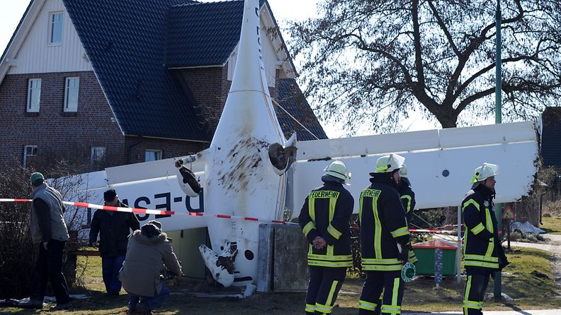 Pienkone joutui tekemään hätälaskun asuinalueelle Pohjois-Saksassa 2.4.2013.
