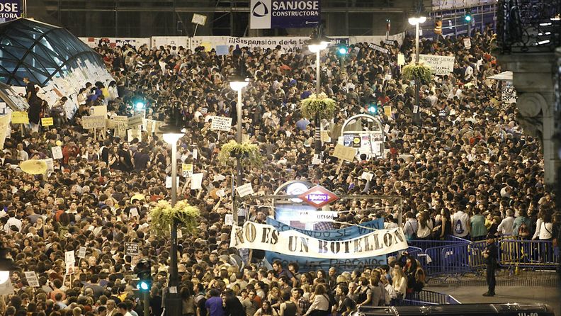Tuhannet osoittivat mieltään Madridin Puerta del Sol -aukiolla 20.5.2011.
