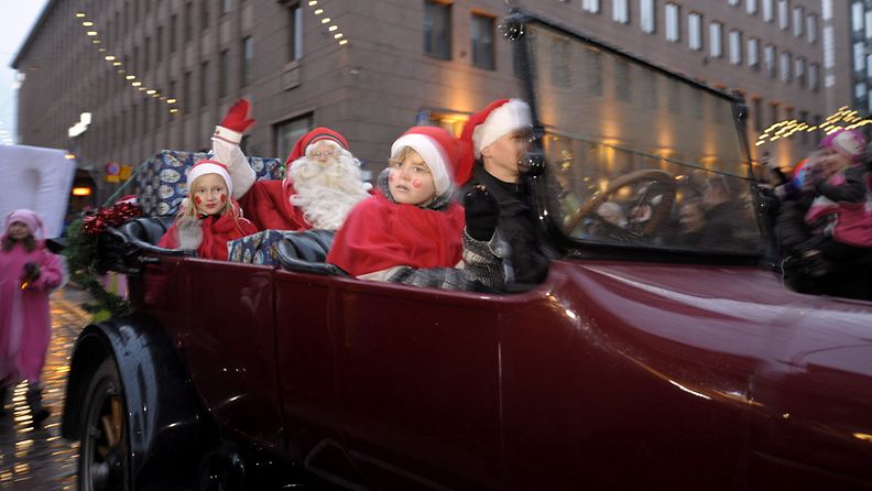 Joulupukki tervehti ihmisiä joulukadun avajaisissa 25. marraskuuta 2012 Helsingissä.