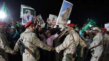 Libyalaiset muodostivat ihmiskilven Muammar Gaddafin päämajan ympärille Tripolissa 19.3.2011.