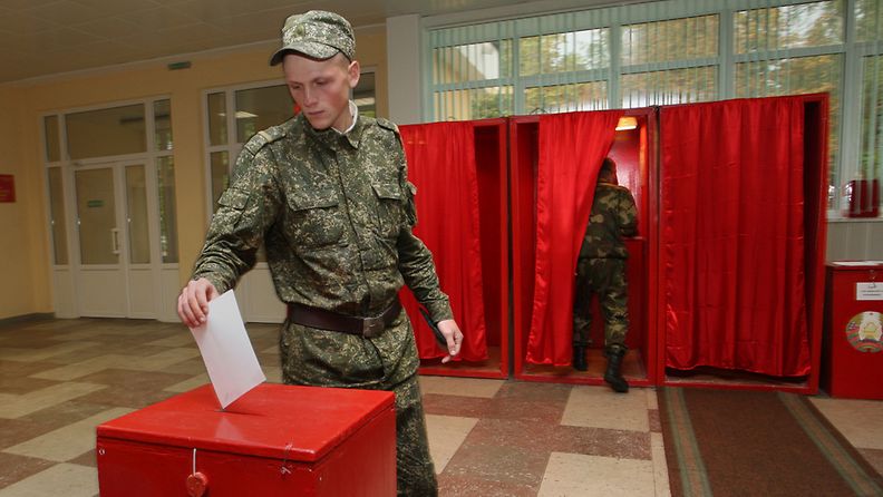 Sotilas äänestämässä Minskissä.