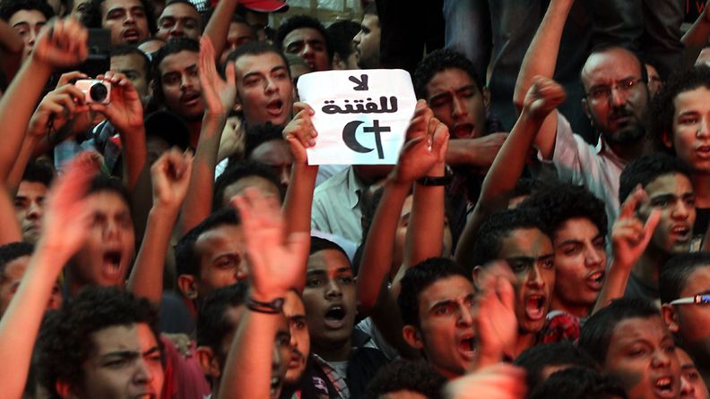 Egyptiläiset osoittavat mieltään USA:n suurlähetystön edessä Kairossa 12.9.2012.