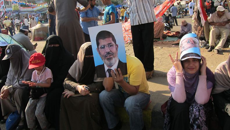 Mohamed Mursin kannattajia mielenosoituksessa Kairossa.