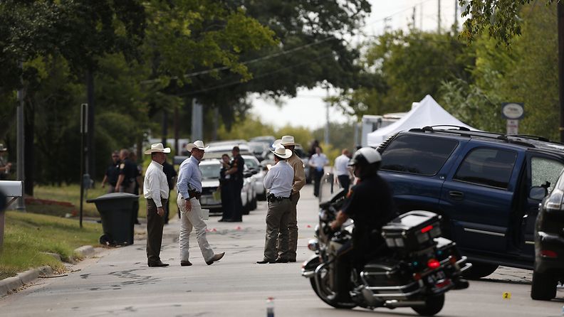 Poliisi haavoitti ampujaa, joka on kuollut vammoihinsa. Välikohtaus sattui, kun noin kahden korttelin päässä Texasin A&M-yliopistosta ammuttiin laukauksia yksityisasunnosta.