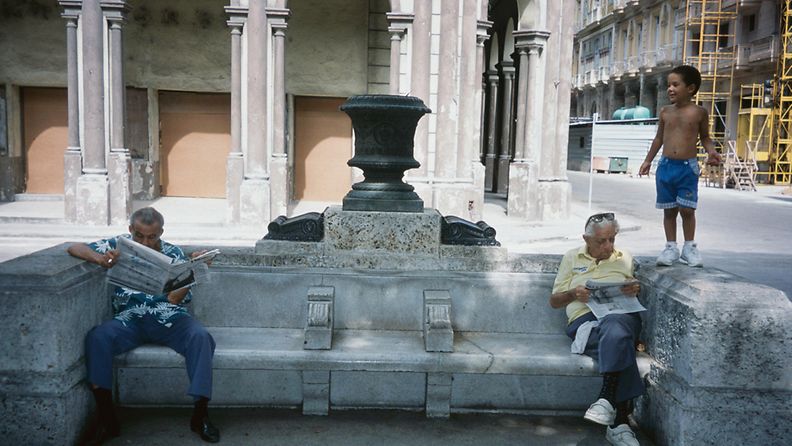 Miehet lukevat sanomalehtiä Parque Centralissa Havanassa Kuuban pääkaupungissa. 