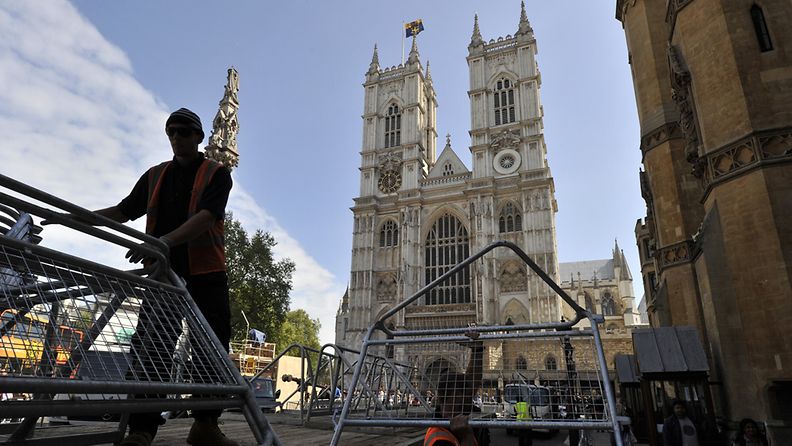 Vihkiäispaikkana toimivan Westminster Abbeyn eteen pystytetään turva-aitoja 27.4.2011. Kuva: EPA