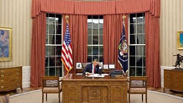 Presidentti Barack Obama valmistautuu Valkoisen talon työhuoneessaan ilmoittamaan Osama bin Ladenin surmasta. 