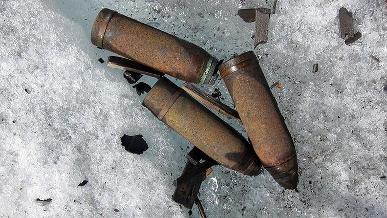 Jäätikön alta paljastui sodanaikaisia ammuksia. 