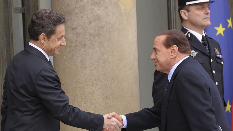 Ranskan presidentti Nicolas Sarkozy ja Italian pääministeri Silvio Berlusconi kättelevät Pariisissa 19.3.2011.
