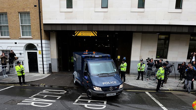 Poliisiauto kuljettaa toista brittisotilaan raa'asta surmasta epäiltyä pois oikeudesta Lontoossa 30.5.2013.