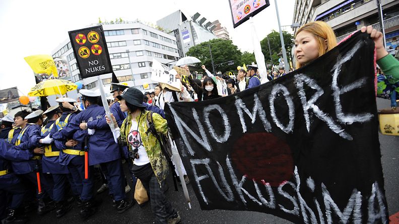 Japanilaiset protestoivat ydinvoimaa vastaan 7.5.2011. Protestit alkoivat, kun maan pääministeri Naoto Kan ilmoitti Hamaokan ydinvoimalan sulkemisen viivästyvän. Nyt voimala kuitenkin suljetaan. 
