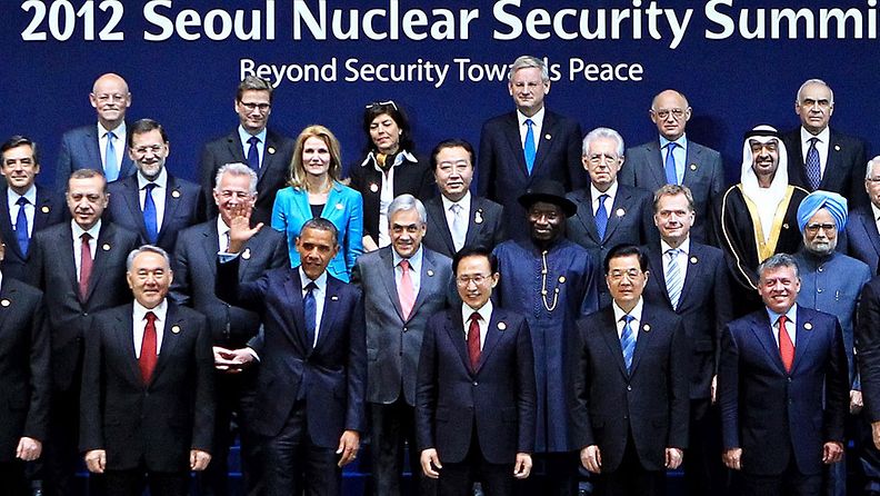 Ydinturvahuippukokoukseen osallistuneet maailman johtajat kokoontuivat yhteiskuvaan.