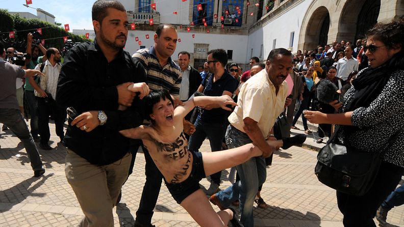 Femen-aktivistit pidätettiin nopeasti. Tunisian security arrest one of three activists of the international feminist group Femen while protesting in front of the Ministry of Justice, in Tunis, Tunisia, 29 May 2013. According to media reports, three foreign activists gathered to protest the arrest of fellow Tunisian activist Amina Tyler earlier this month.  