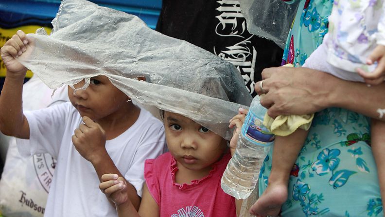 Filippiinejä riepottelee jo toinen taifuuni. EPA