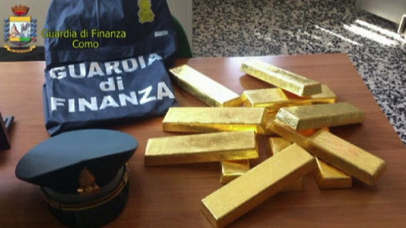 Italian rajavartiosto löysi henkilöautosta kultaharkkoja kuuden miljoonan dollarin edestä 31.3.2013.