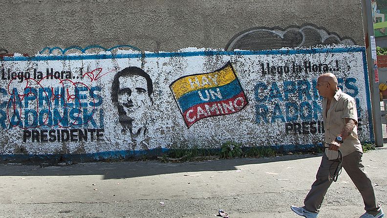  Osavaltiokuvernööri Henrique Caprilesin vaalimainos Caracasin kadulla 6.10.2012.