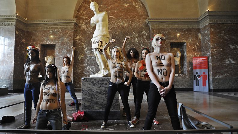 Femen-järjestön aktivistit protestoivat tunisialaisnaisen kohtelua Louvressa 3.10.2012. 