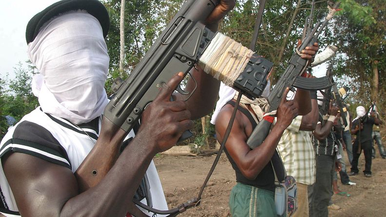 Kapinalliset poseeraavat Nigeriassa vuonna 2007 tehdyn kidnappauksen yhteydessä.