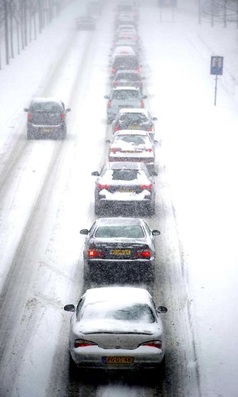 Hollannissa Heerlenissä autot jonottivat lumiruuhkassa.
