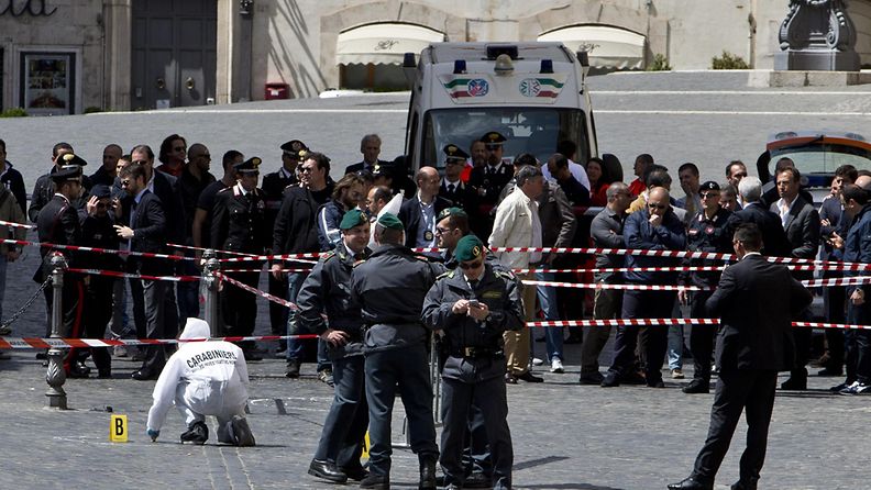 Kaksi poliisia haavoittui ampumisessa Roomassa lähellä pääministerin toimistoa. 