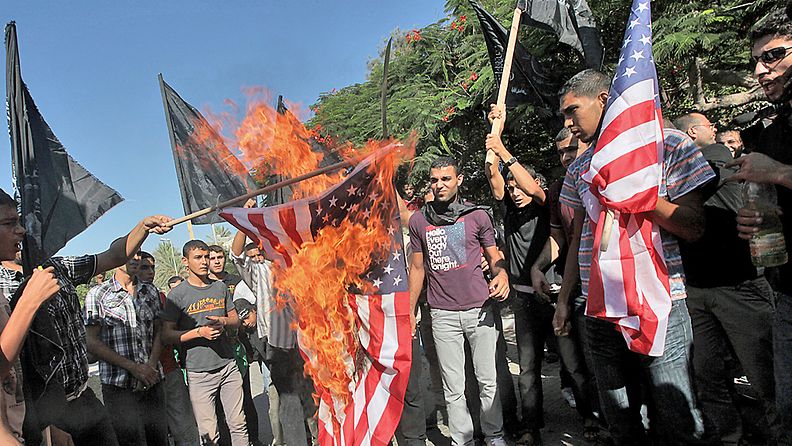 Palestiinalaismuslimit polttivat yhdysvaltain lipun UNESCO:n päämajan edessä gazan kaupungissa 12.9.2012 vastalauseena  Innocence of Muslims-elokuvalle. 