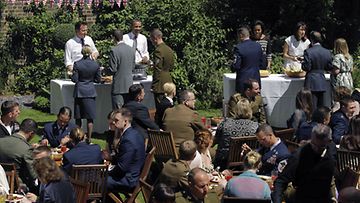 Yhdysvaltain presidentti Barack Obama ja Britannian pääministeri David Cameron jakoivat vieraille grilliruokaa pääministerin virka-asunnon puutarhassa Lontoossa.