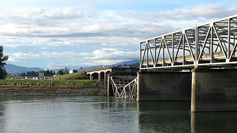 Romahtanut silta ylittää Skagit-joen Washingtonin osavaltiossa.