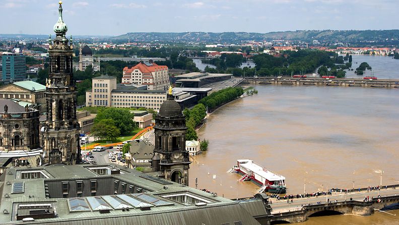 Elbe-joki tulvii myös Dresdenin kaupunkiin. 