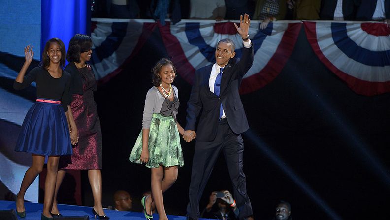 Obama tervehti kannattajiaan demokraattien vaalivalvojaisissa Chicagossa. 