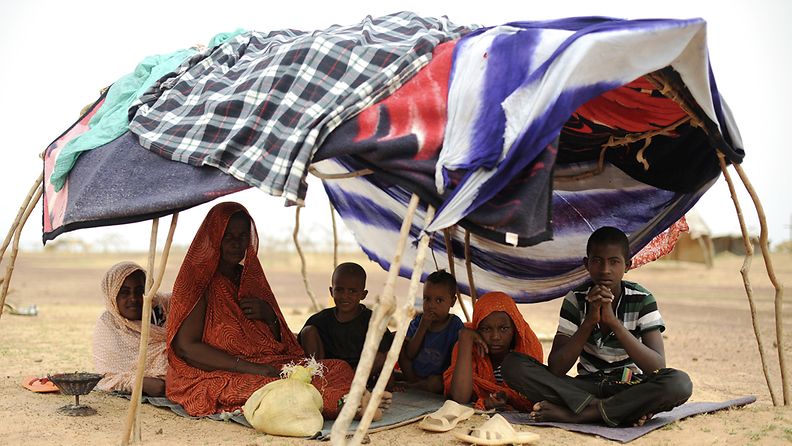 A picture made available on 19 July 2012 shows a family from Mali sits under a tent on the terrain of a refugees camp near Dori, Burkina Faso, on 04 July 2012. According to reports, over 370,000 people have been displaced by the violence in Mali and continue to cross the borders into the hunger-stricken Burkina Faso and Niger. EPA/HELMUT FOHRINGER 