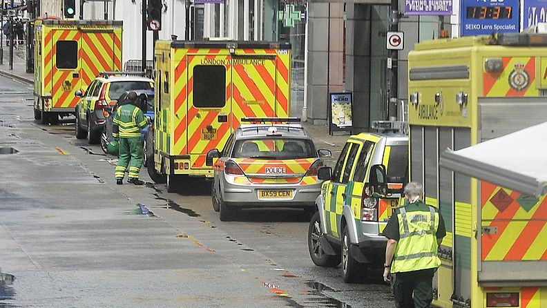  Lontoossa mies on ottanut panttivankeja toimistorakennuksessa kaupungin keskustassa 27.4.2012.