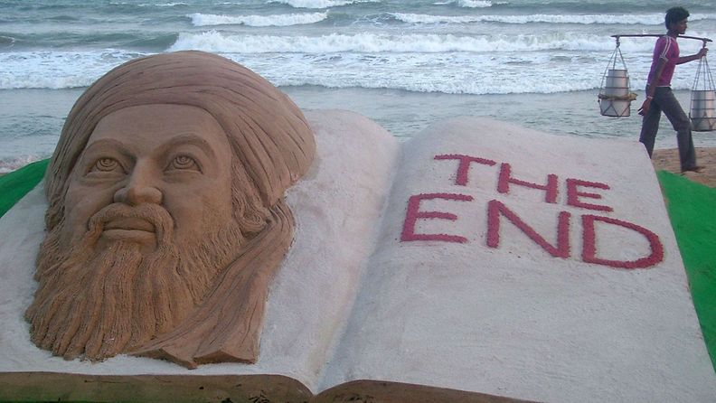 Intialaisen hiekkataiteilijan tekemä teos kuolleesta Osama bin Ladenista Intiassa. 