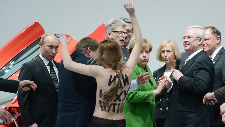 Putin kohtasi Femenin aktivistin Hannoverissa.