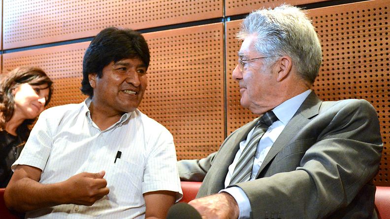 Bolivian presidentti Evo Morales ja Itävallan presidentti Heinz Fischer puhuvat lehdistölle Itävallan lentokentällä.