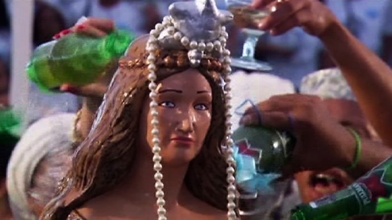 Candomblé-uskonnon jumalatar Iemanjá saa päälleen vettä, siideriä ja kuohuviiniä.
