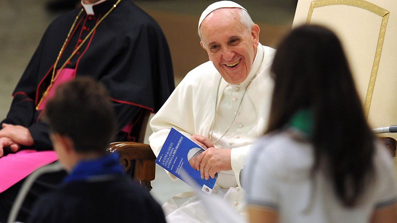 Paavi Franciscus vastasi jesuiittakoulujen oppilaiden kysymyksiin Vatikaanissa 7.6.2013.