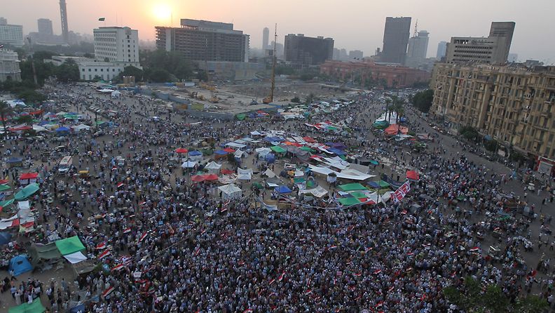Muslimiveljeskunnan kannattajia on leiriytynyt Tahririn aukiolle odottamaan Egyptin presidentinvaalien tuloksen julistamista.