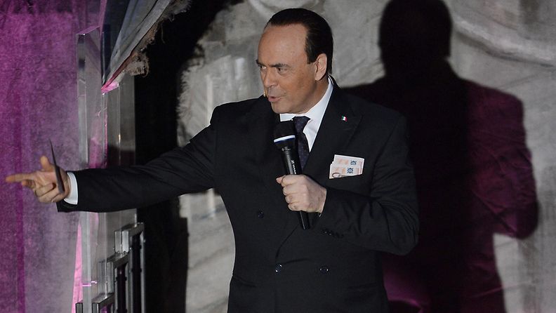 Koomikko Maurizio Crozza esiintyi Berlusconina yleisradioyhtiö RAI:n järjestämillä Sanremon laulufestivaaleilla helmikuussa.
