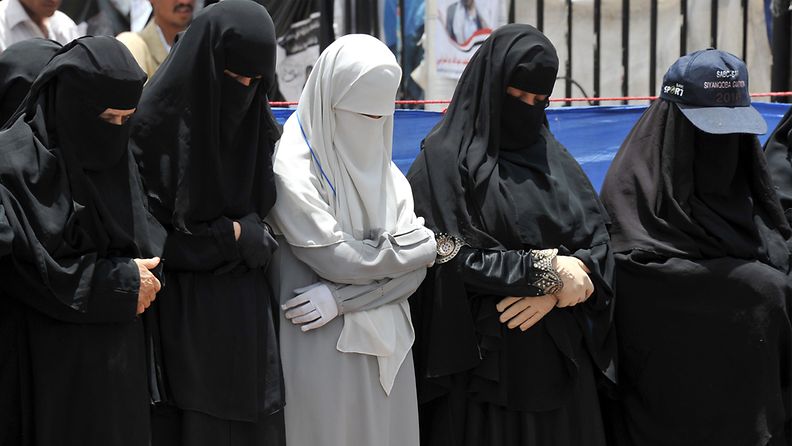 Naiset rukoilevat Jemenin Sana'assa kesken hallituksen vastaisen mielenosoituksen 23.4.2011. Kuva: EPA