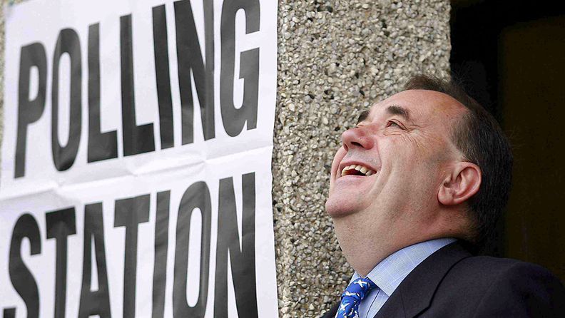 Alex Salmondin johtama SNP sai enemmistön Edinburghin parlamenttiin, kun Britanniassa äänestettiin torstaina paikallisvaaleissa. 