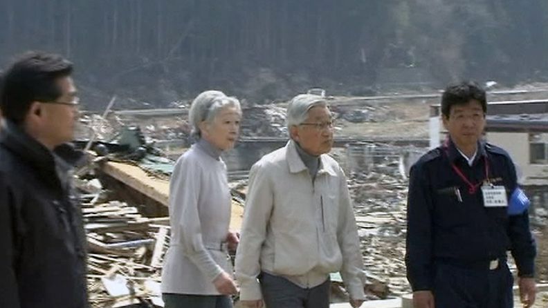 Keisari Akihito ja keisarinna Michiko vierailulla tsunamin tuhoamassa Minamisanrikussa.