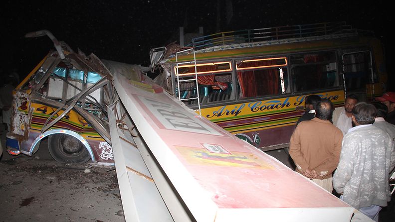 Betonipilari romahti hävieraita kuljettaneen bussin katolle Pakistanissa lauantaina. 